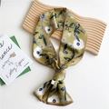 Sciarpa sottile in seta verde oliva con fiori bianchi e bordi arrotolati marroni - Peonia Bianca Gialla
