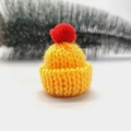 Mini-Strickmütze in Gelb mit rotem Bommel für DIY-Weihnachtspuppen Dekorationen - Weißer Pompon / Goldgelb (Klein)