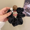Zwarte kanten scrunchie met witte parel en grote amberkleurige kralen versiering - #3 Zwarte Scrunchie