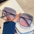 Lunettes de soleil carrées avec monture bleu brume et verres dégradés gris-rose - Monture Bleue Rose Gris