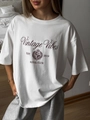 Λεπτομέρεια από λευκό βαμβακερό oversized t-shirt με vintage γραφικό τύπωμα - S / Λευκό
