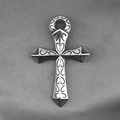 Pendente a croce in acciaio inossidabile argento con intricati dettagli incisi - Solo ciondolo (Senza catena)