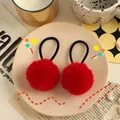 Détail de chouchous pompons rouges en fausse fourrure avec élastiques et décor festif - Pompon Rouge 5cm