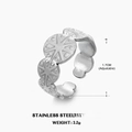 Anillo ajustable de acero inoxidable plateado con diseño de estrella grabada - Abierto Ajustable / Color Acero