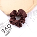 Dettaglio dell'elastico per capelli in raso marrone con pieghe eleganti e lucenti - Caffè Scuro