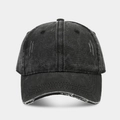 Détail des bords usés et des trous de détresse sur une casquette de baseball noire délavée - Réglable / Noir