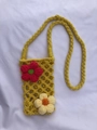 Gelbe Häkel-Umhängetasche mit handgefertigten 3D-Blumen und gewebtem Schultergurt - Gelb