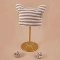 Gestreepte gebreide muts met kattenoren, pompons en punk kruis in beige en bruin - Eén maat / Beige-Grijsbruin Gestreept