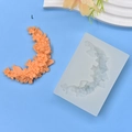 Dettaglio dello stampo in silicone a fiori con effetto rilievo e pezzo finito trasparente - Grande Mezzaluna di Fiori (L)