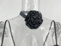Eleganter schwarzer Satin 3D-Rosen-Choker mit verstellbarem Gummiband für Damen - S / 3D Blumen Choker / Schwarz