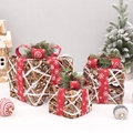 Drei natürliche Rattan-Weihnachtsboxen mit roten Schleifen und verschneiter Deko - Schneeflocke Schleifenstil (2022-150)