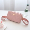 Bolso bandolera rosa con textura acolchada en V y elegante correa ancha - Rosa
