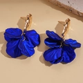 Detail van boho oorbellen met koningsblauwe acryl bloemblaadjes en goudkleurige knopjes - Blauw