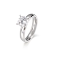 Bague classique en acier inoxydable avec un zircon rond serti de 4 griffes sécurisées - US 6 / Bague Femme Acier avec Pierre (KR43434-K)