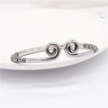 Detailansicht eines silbernen Vintage-Armreifs mit eingravierten Wolkenmustern - Auspicious Cloud Pattern (Style 5)