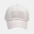 Detailansicht der hochwertigen US-Flaggen-Stickerei auf einer hellgrauen Baumwoll-Basecap - Verstellbar / Beige