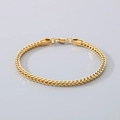 Nahaufnahme eines goldenen Weizenketten-Armbands mit Karabinerverschluss auf grau - 3mm*19.5cm / Gold