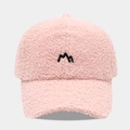 Nahaufnahme der rosa Sherpa-Fleece-Baseballkappe mit schwarzer Berg-Stickerei - Verstellbar / Rosa