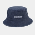 Détail de la broderie blanche Brooklyn sur un chapeau bob en denim bleu marine délavé - M (56-58cm) / Bleu marine
