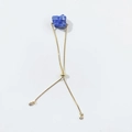 Detail eines verstellbaren Goldarmbands mit unregelmäßigem blauen Naturstein und Schieber - Lapislazuli