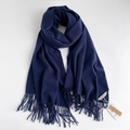 Sciarpa pashmina blu scuro morbida con nappe a frange e dettaglio dell'etichetta - Blu Notte