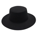 Gros plan sur la texture en feutre noir et le bord large plat du chapeau en laine - Taille Unique (Bord 7.5cm) / Noir