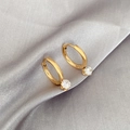 Elegantes pendientes de aro en acero de titanio dorado con circonitas solitarias de seis garras - Pendientes de Circonita Única / Dorado