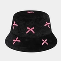 Detailopname van zwarte pluche vissershoed met decoratieve roze zijden strikjes - Eén maat / Zwart