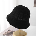 Minimalistischer schwarzer Strick-Fischerhut mit Zopfmuster auf einem Displayständer - M (56-58cm) / Schwarz