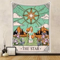 Dettaglio dell'arazzo dei tarocchi The Star con illustrazione su una parete minimalista - Stile della Stella (GT221114)