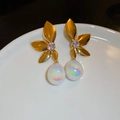 Pendientes de flor bañado en oro con cristales y perlas de agua dulce en gota - Estilo de Gota de Hoja de Circonita con Pin de Plata(WE485)
