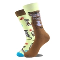 Gros plan sur des chaussettes à motif castor coloré en jaune et marron tendance - Taille unique / Style Castor Jaune et Brun (10137)