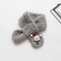 Dettaglio di una sciarpa grigia in peluche per bambini con decorazione Babbo Natale 3D - Decorazione Babbo Natale / Grigio