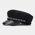Cappello baker boy nero con visiera in pelle e catena argentata, vista a 45 gradi - M (56-58cm) / Nero