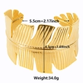 Makroansicht der 18k vergoldeten Edelstahl-Manschette mit präzisen Größenangaben am Produkt - Gold