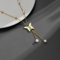 Collar de mariposa dorado con gema verde, alas de nácar y detalles de perlas - Dorado