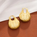 Boucles d'oreilles coquillage dorées avec texture losange et fermoir à levier sécurisé - Doré