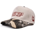 Dettaglio del ricamo a ciliegia e tesa mimetica sul cappello da baseball beige - Cappellino da Baseball Trucker / Mimetico Foglia-Beige