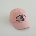 Detalle de gorra rosa con agujeros de ventilación y bordado de Santa Mónica en el frente - 52-54cm (3-8 Años) / Rosa