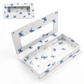 Scatola per ciglia finte in cartone bianco con farfalle blu e viola e finestra trasparente - Sfondo Bianco Farfalla Arcobaleno