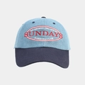 Détail de la broderie SUNDAYS rouge et des coutures denim sur casquette bicolore - Réglable / Bleu Clair Denim + Bord Marine
