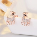 Dettaglio di orecchini a renna in oro rosa con cristalli su supporto in ceramica - Oro rosa