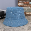Detailansicht eines blauen Denim-Anglerhuts mit glänzenden Strasssteinen auf Textur - M (56-58cm) / Blau mit bunten Strasssteinen