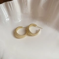 Orecchini a cerchio dorati a forma di C multistrato con texture perlata su vassoio bianco - Texture con Perline (HE29713) / Oro