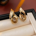 Détail de boucles d'oreilles vintage dorées avec pierres ambre dans un coffret - Tige en Argent S925 (WE4292) / Vert