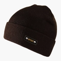 Detalle de gorro de punto marrón oscuro con parche SPORT y remaches metálicos de moda - café