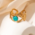 Détail de la bague coeur ajourée en or 18k avec perle turquoise sur soie - Bague Ouverte Cœur Pierre à Veines Bleues