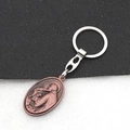 Vintage bronzen sleutelhanger met een ovaal religieus reliëf van heilige en kind - Retro Koper