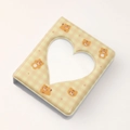 Detail eines Mini-Fotoalbums mit beigem Karomuster, Tiger-Design und herzförmigem Fenster - Gelber Tiger