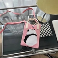 Détail du sac panda rose en maille montrant la texture douce et le décor moderne - Panda Rose (Sac de Téléphone)